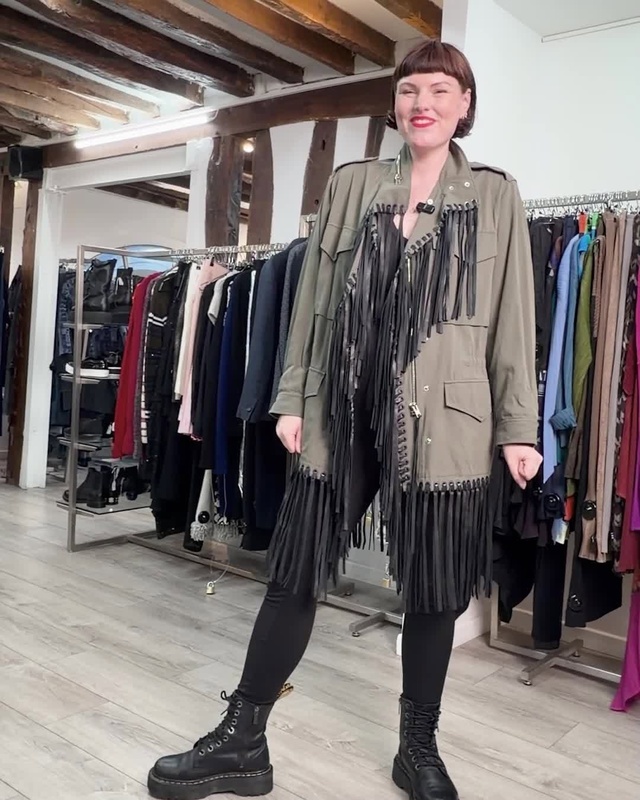 Le Look de cette fin de semaine !
ㅤ
Sélection de pièces d'exception de seconde main. Arrivages quotidiens.
Retrouvez le 